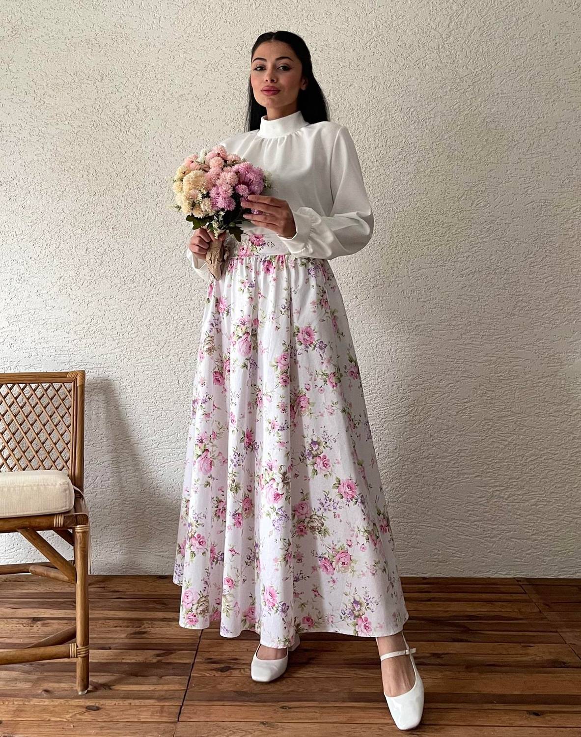 Біла спідниця з квітами рожевого та фіолетового кольорів з попліну, коротка, стильна, для жінок, розміри 36-42