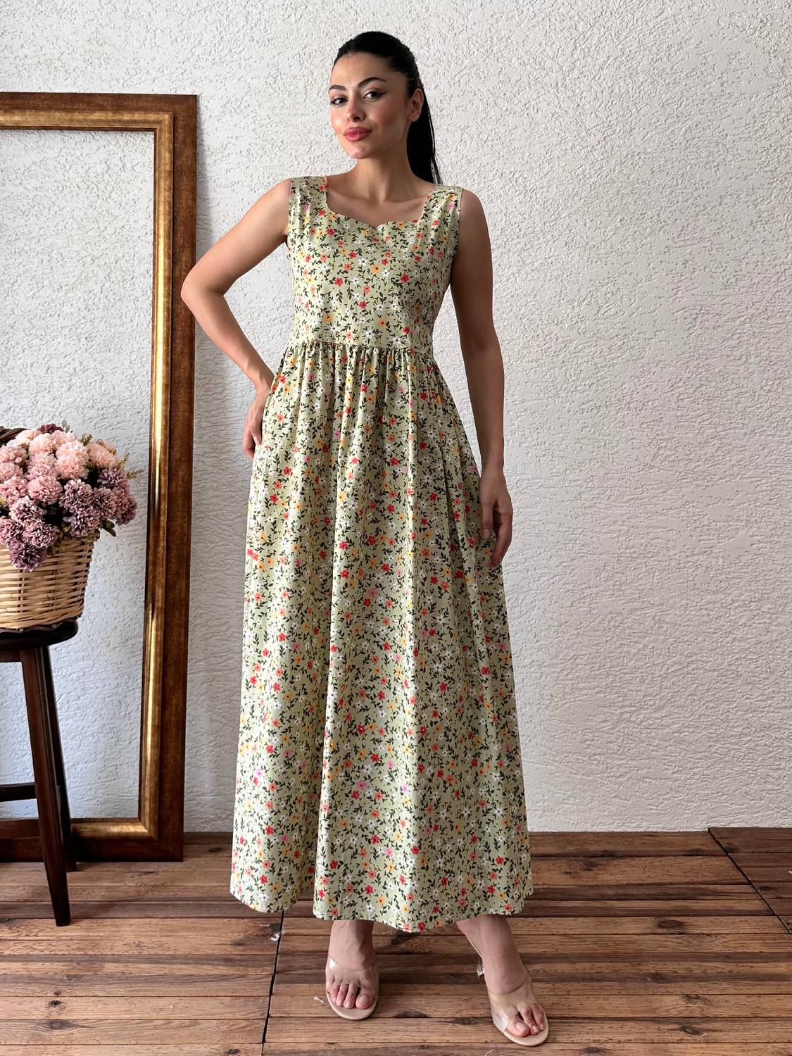 فستان بيتي أخضر مزين بالورود من قماش بوبلين طول 135 سم متوفر بمقاسات مختلفة تناسب مختلف الأجسام