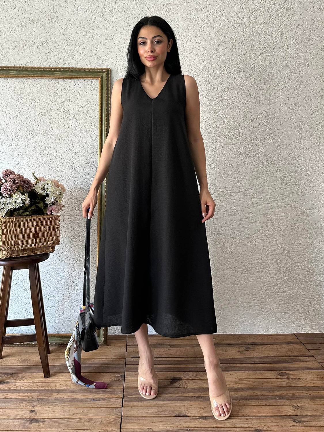 Siyah Keten V-Yaka Salaş Model Elbise