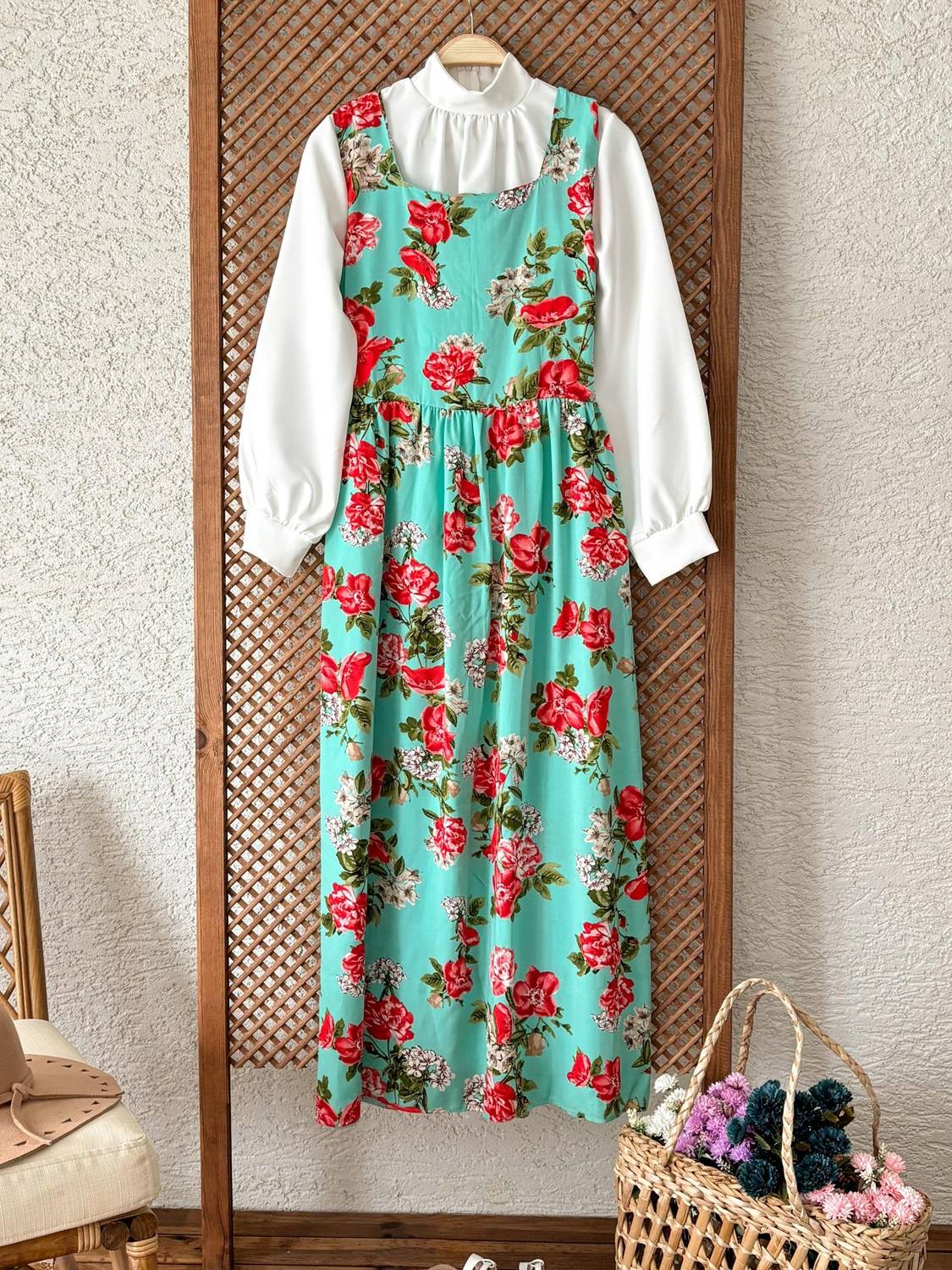 Белая креповая блуза и зеленое цветочное висконное платье (2 предмета)