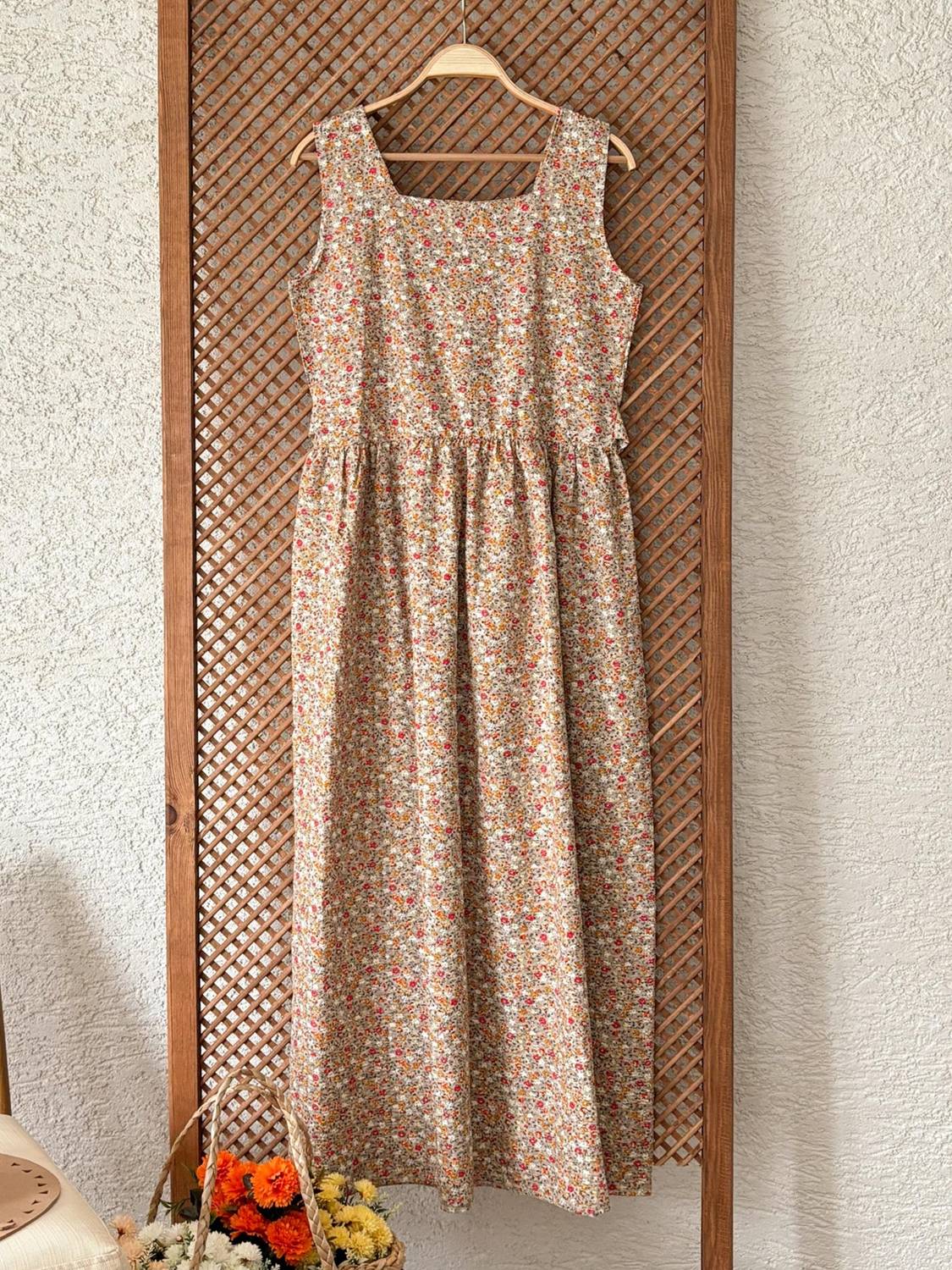 فستان جولي مخطط مع تفاصيل كريمية من قماش جوبو مضاد للتجاعيد بأحجام متعددة يناسب إطلالتك الأنيقة