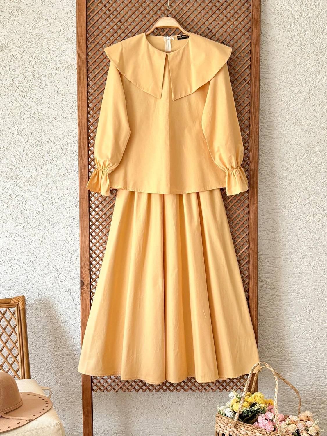 Açık Sarı Büyük Yakalı Poplin Bluz ve Büzgülü Kloş Etek Takımı