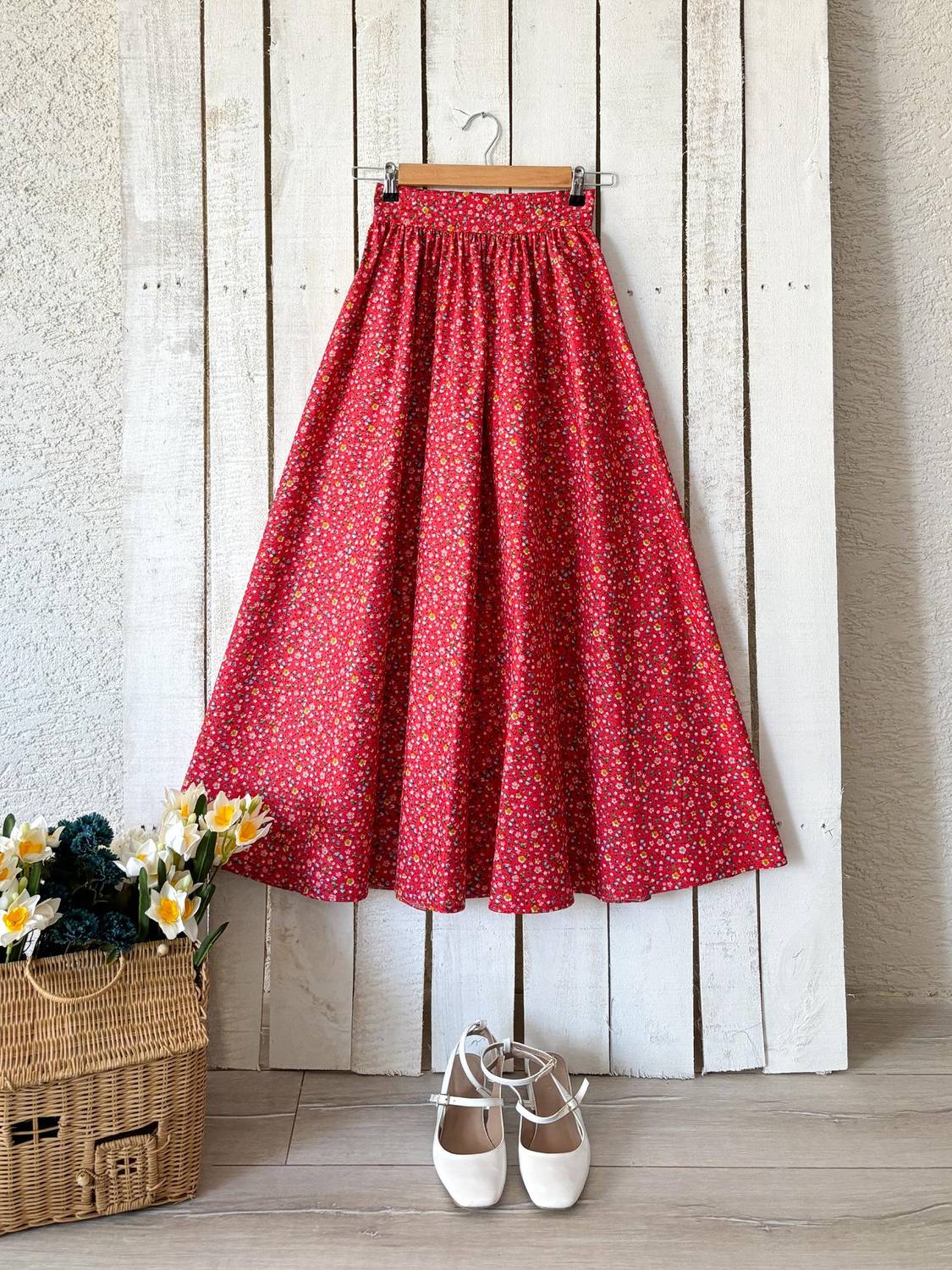 Червона спідниця кльош з багатьма квітами з попліну, розмір 1 (36-38), 2 (40-42), 3 (44-46), довжина 135 см, ручне або делікатне прання