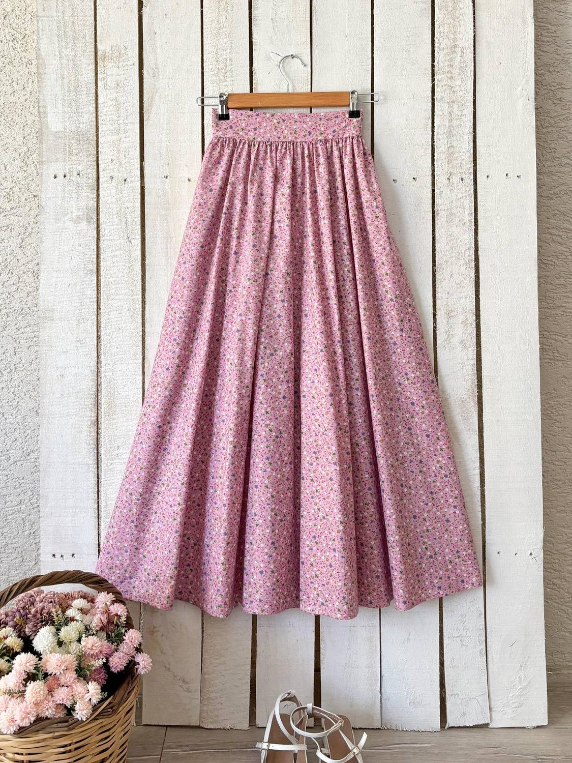 تنورة مزينة بالزهور باللونين الوردي والأبيض، تفاصيل قماش بوليستر، طول 135 سم، متعددة الأحجام، سهلة الغسيل، لا تعكس اللون