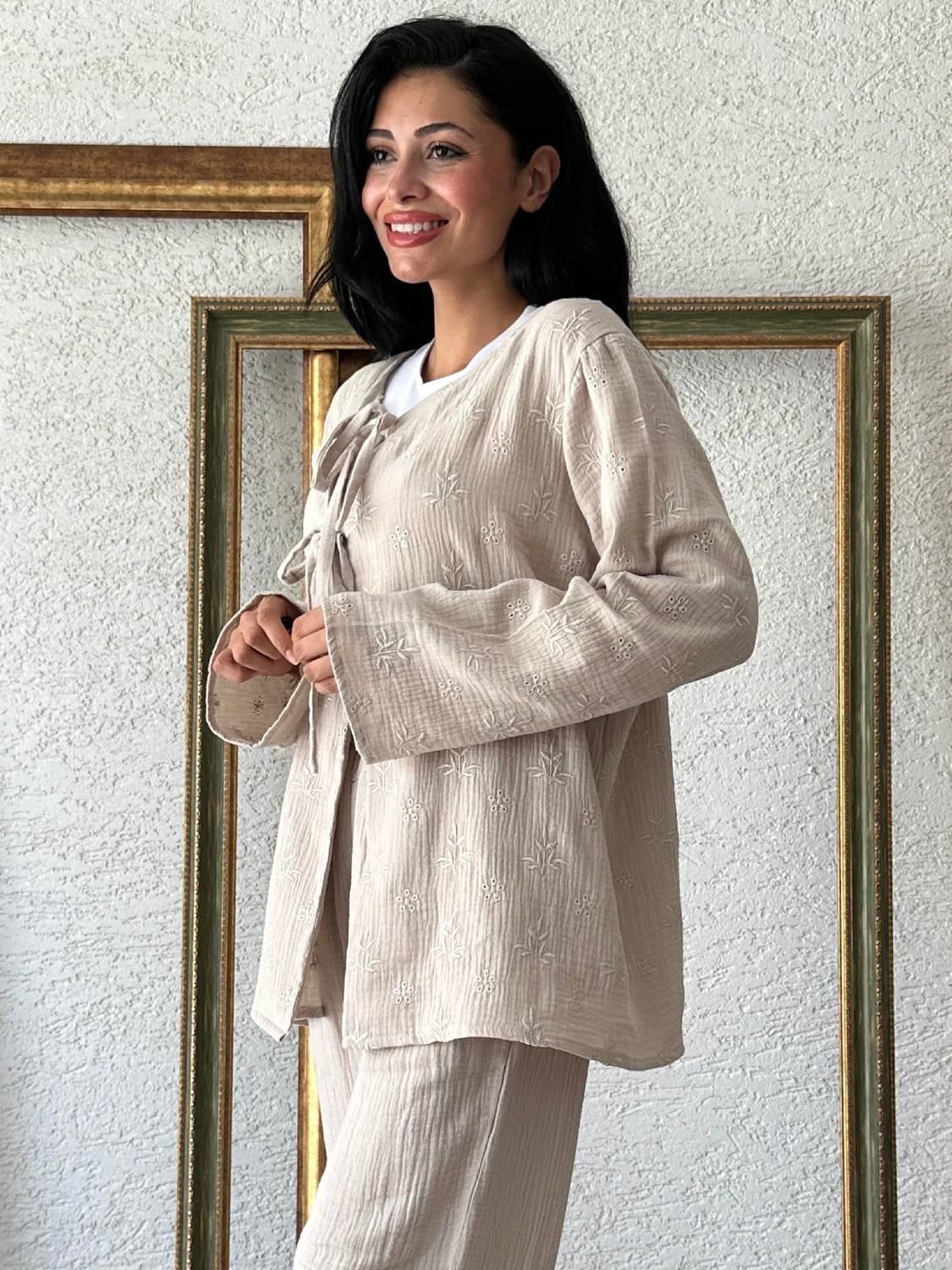 Krem İşlemeli Müslin Bağlamalı Bluz