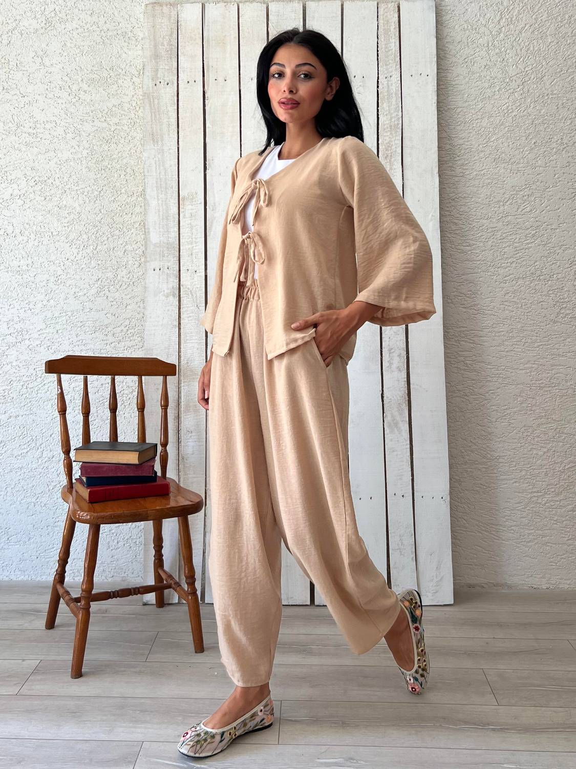 طقم بنطلون كتان مع بلوزة مربوطة (طقم من بندين) قماش موسلين خفيف وقابل للتنفس تصميم فضفاض مقاس قياسي