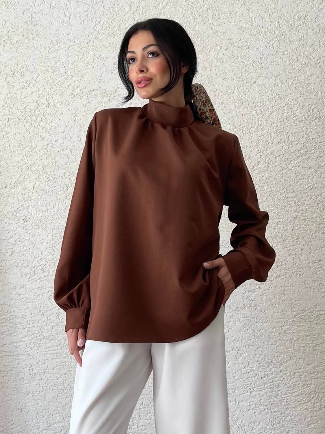 Коричневая блуза с длинными рукавами и сборкой на горле из крепа, доступна в размерах 36-46