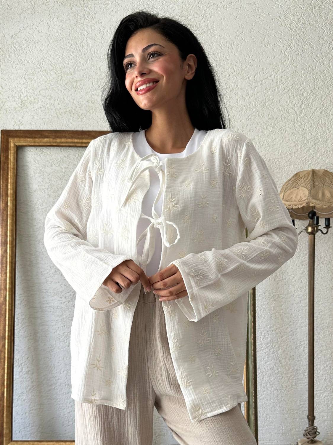 Beyaz İşlemeli Müslin Bağlamalı Bluz