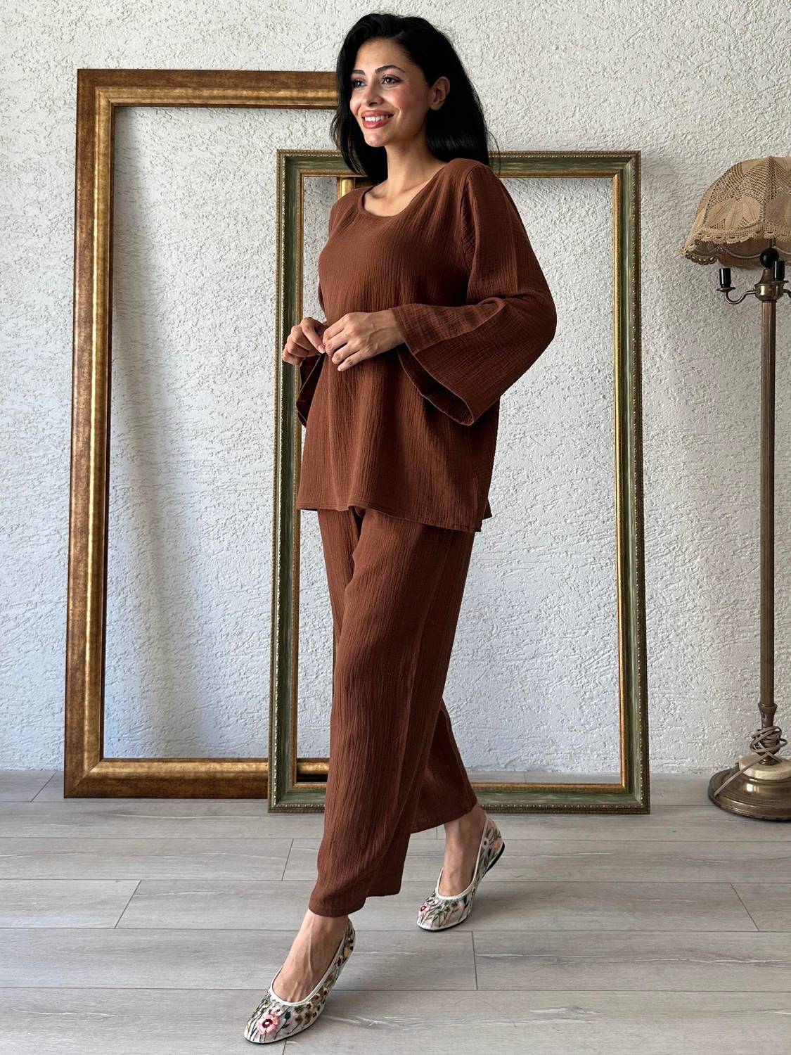 مجموعة فارغة من قماش الموسلين تتكون من بلوزة وسروال، مريحة ومتناسقة وتناسب جميع المقاسات