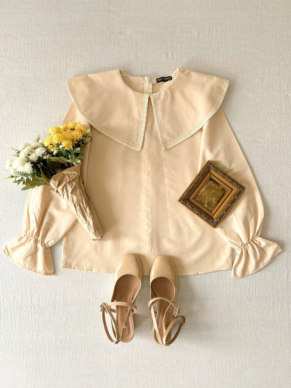 Krem Rengi Büyük Yakalı Dantelli Poplin Bluz