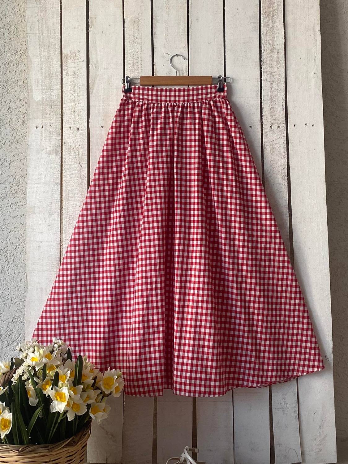 Червона клітинка спідниця-клош для жінок, стильна та зручна, доступна в розмірах 36-38, 40-42, 44-46