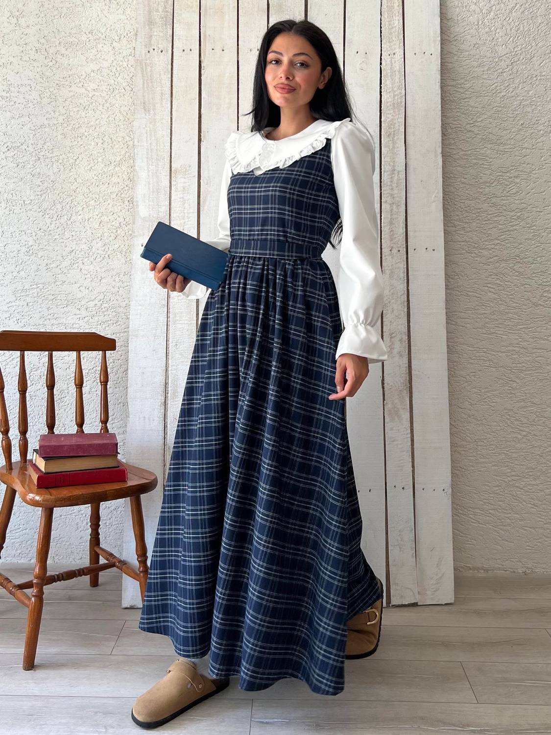 Uzun Lacıvert Ekose Kloş Jile-Dantel Yakalı Beyaz Bluz (2 li Takım)