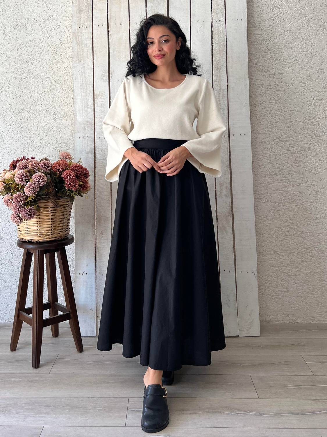 تنورة بوبلين سوداء مع تفاصيل ضيقة، تناسب مقاسات (36-38، 40-42، 44-46)، قماش عالي الجودة يتطلب عناية خاصة في الغسيل والكي