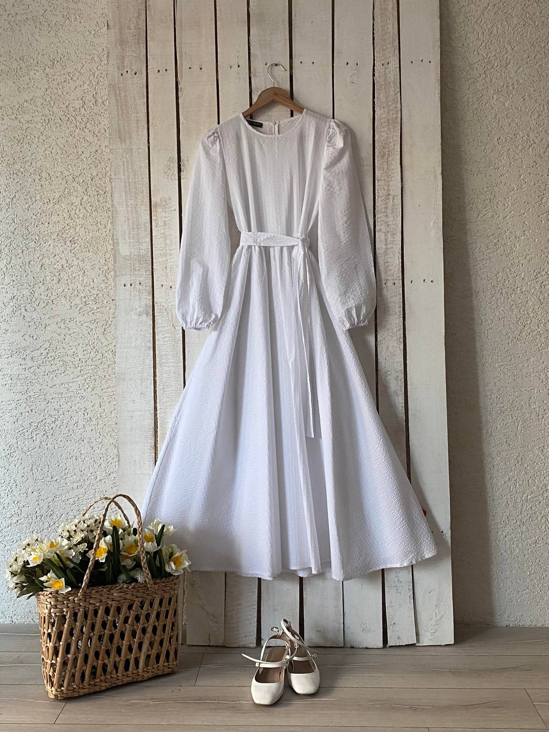 Довга біла гофрована сукня з зав'язкою на талії, непрозора, з бавовняно-поліестерової тканини, доступна в кількох розмірах