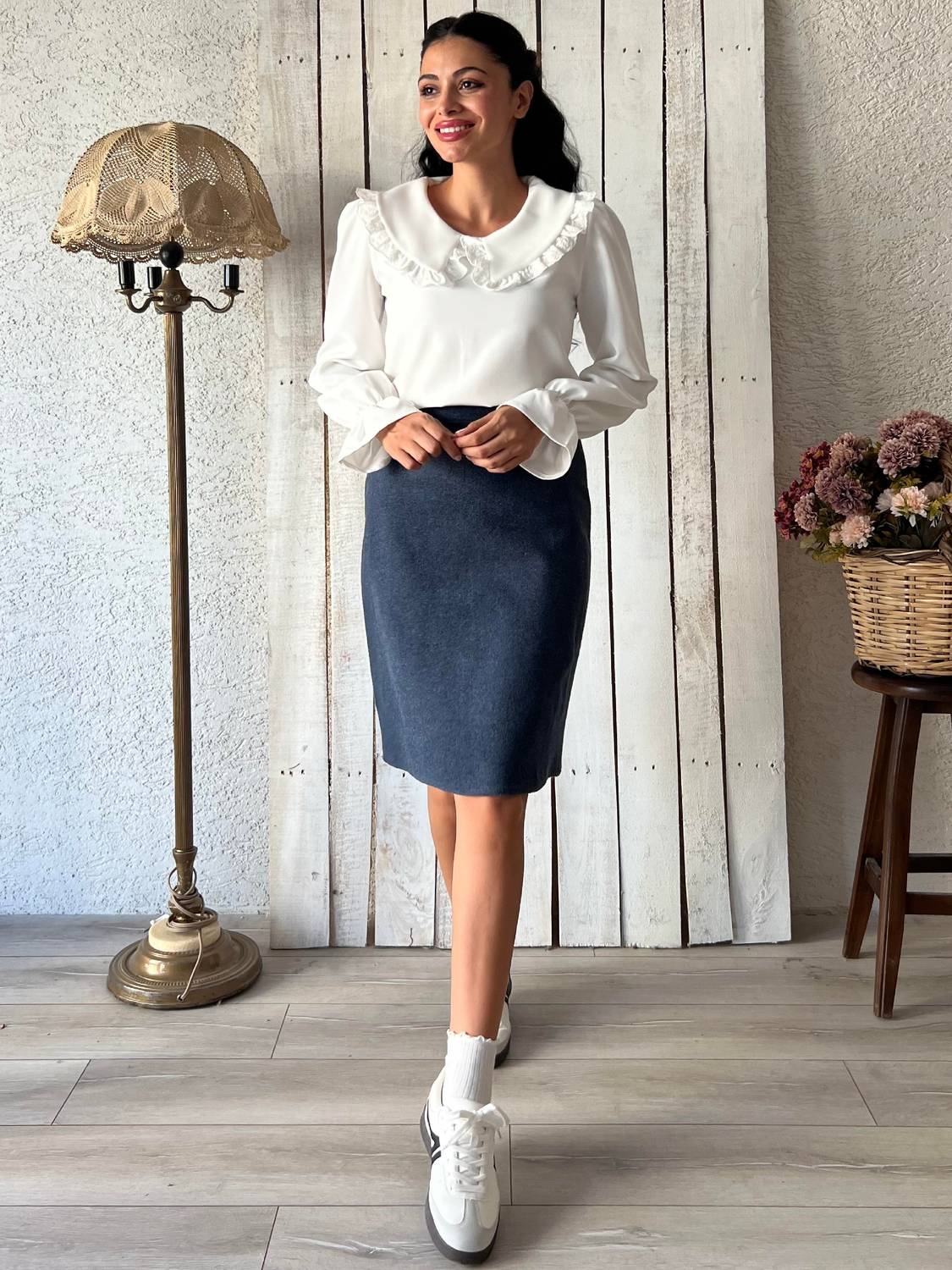 تنورة قصيرة بلون-indigo مكونة من قماش كاشيه مع مزيج صوف، تصميم ضيق، ومناسبة لمقاسات متعددة