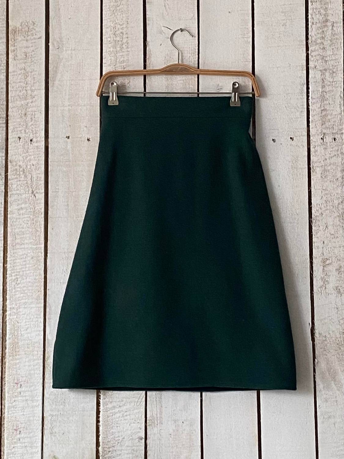 تنورة قصيرة باللون الأخضر الزمردي من قماش الكاش، مزيج من الصوف، مريحة وأنيقة، متاحة بمقاسات مختلفة