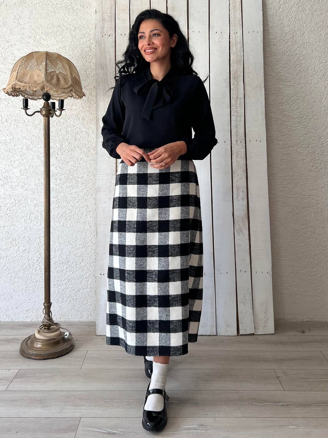 تنورة طويلة سوداء بنقشة مربعة من قماش الكاشي خفيف الوزن مع قص ضيق ومقاسات متنوعة تناسب جميع الأذواق