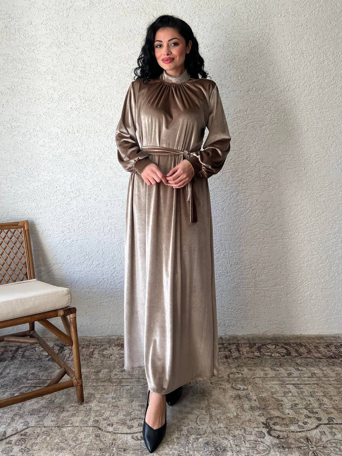 Бежевое длинное платье из вельвета с поясом, уютное и стильное, доступно в размерах 36-46, идеально подходит для любого сезона