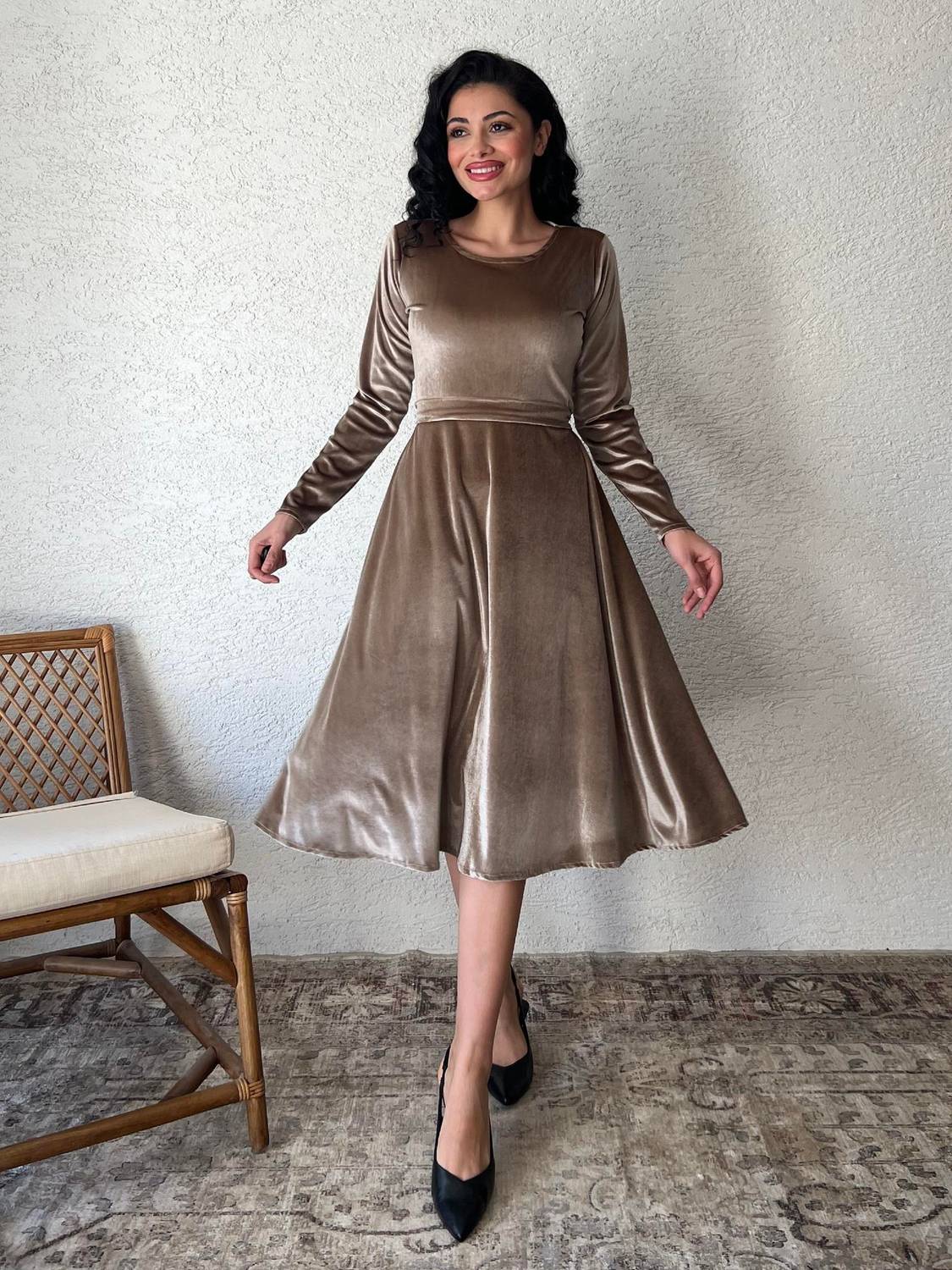 Bej Kısa Kloş Kadife Elbise