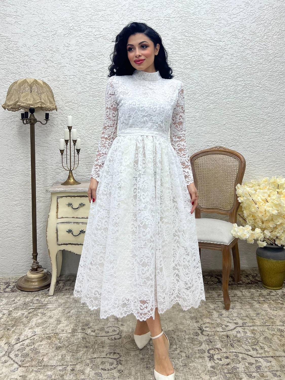 Beyaz Boğazlı Dantel Elbise