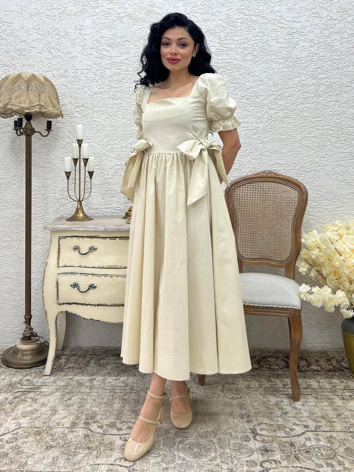 Bej Fiyonklu Kare Yaka Kloş Poplin Elbise