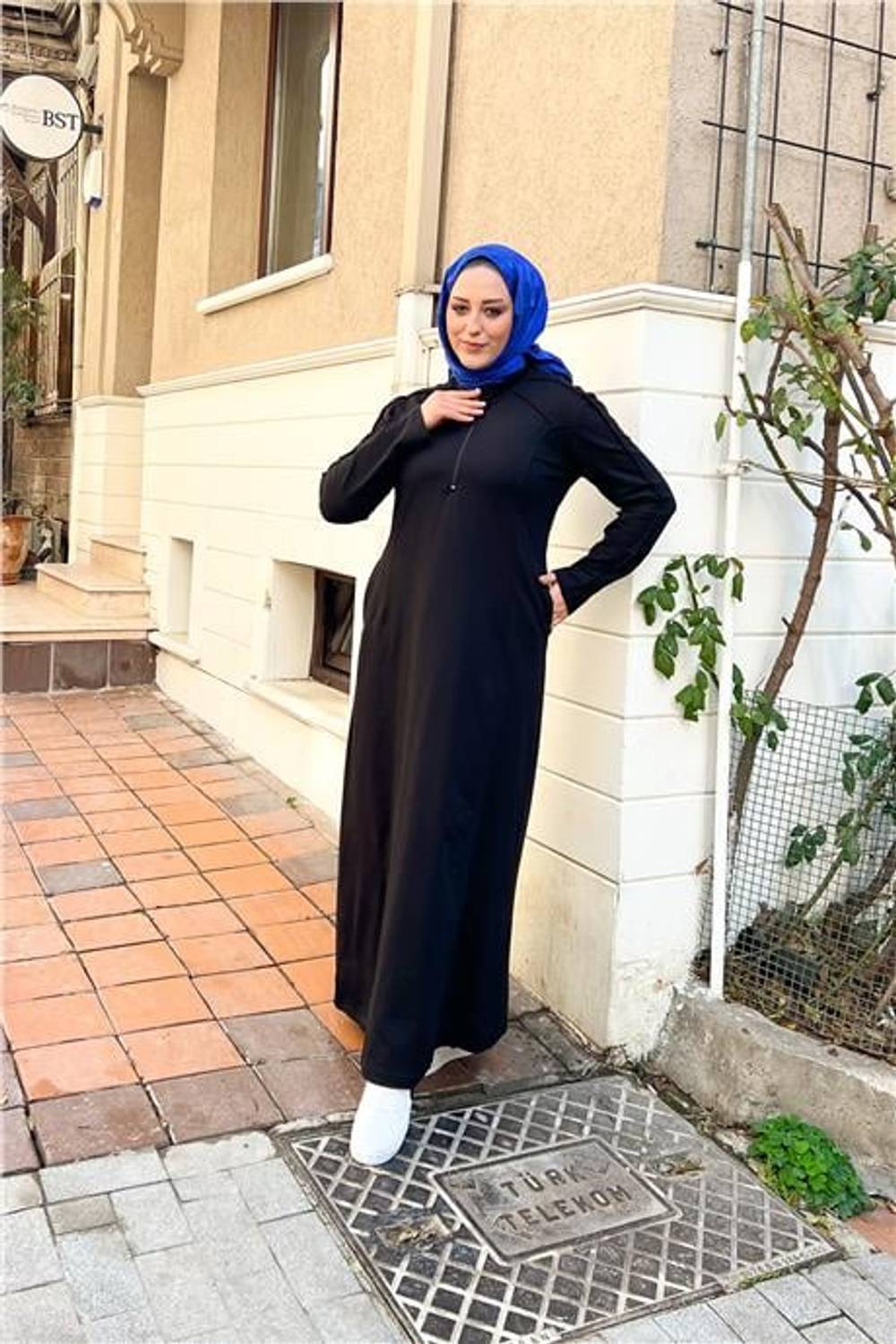 Коротке плаття з кишенями, з блискавкою, базового дизайну, великих розмірів, чорне