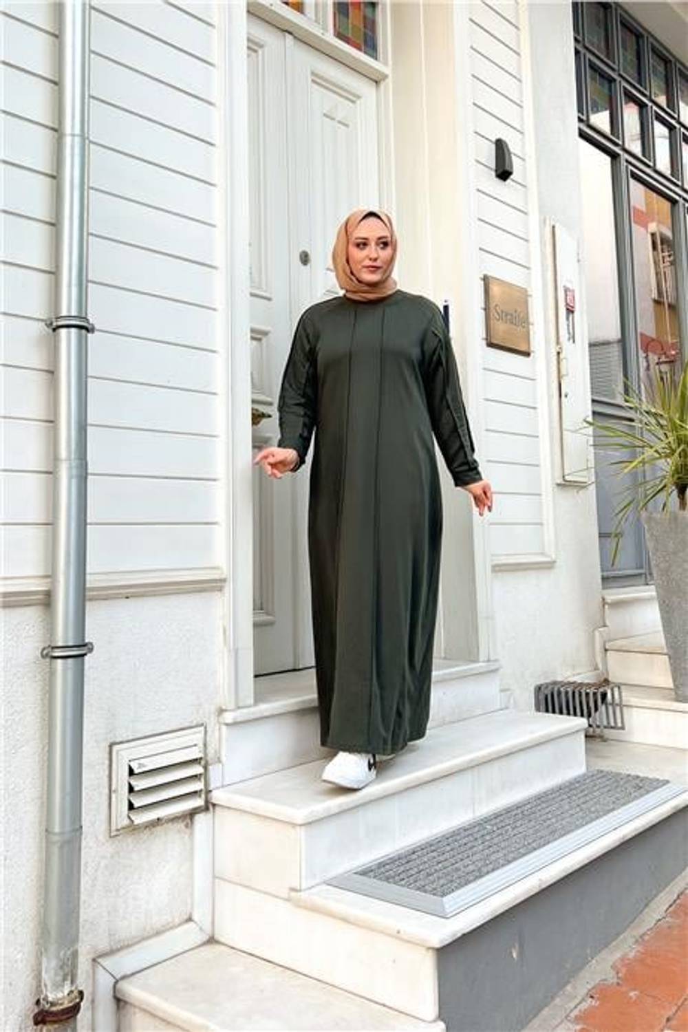 Сукня спортивна велика біла з довгими рукавами та деталями, зелена, розміри 46-54