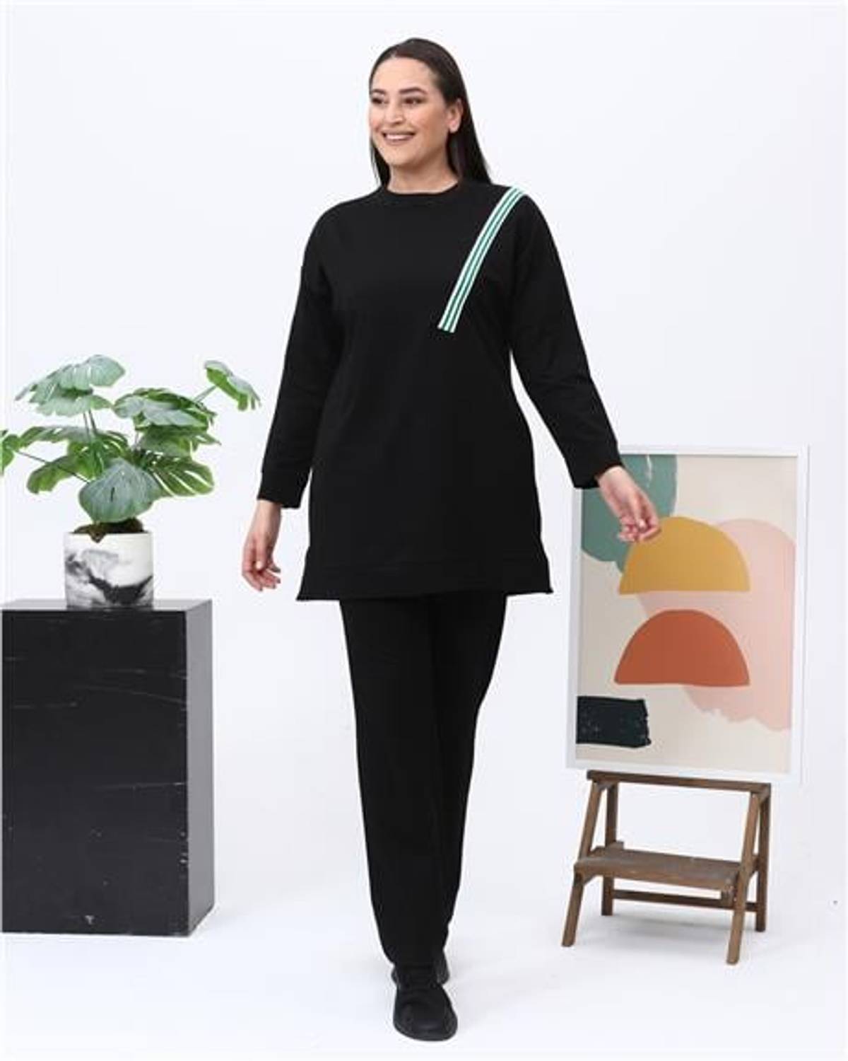 Şehrazat Omuzdan Çapraz Şerit Baskılı Büyük Beden İkili Eşofman Spor Takımı - 12001.003 - Siyah