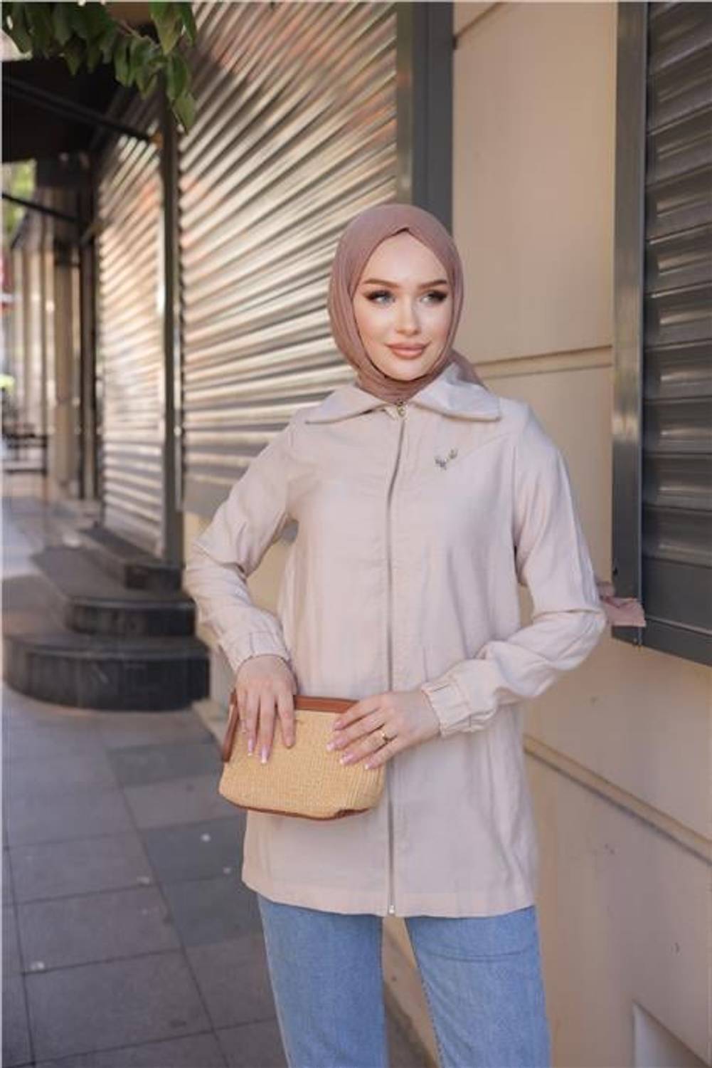 Женский базовый жакет с камнями и молнией, выполненный из ткани Бодрум, бежевый, доступен в размерах 38-46