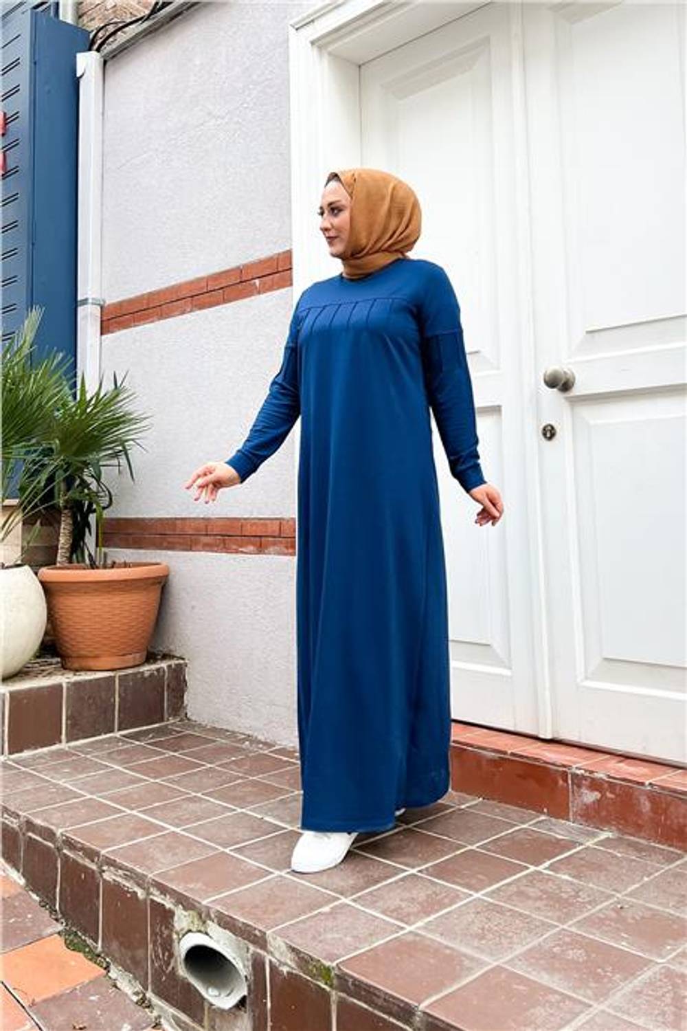 Короткое платье спортивного стиля большого размера насыщенного индиго цвета от Bahrem, размеры 46-54