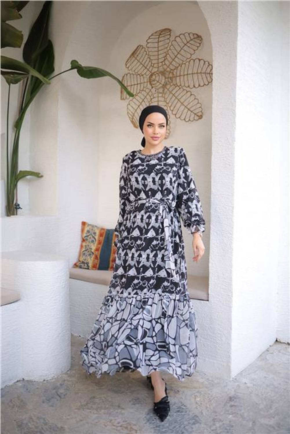 Длинное шифоновое платье черного цвета с поясом и бусинами, модель 50007.003, доступно в размерах 38-46