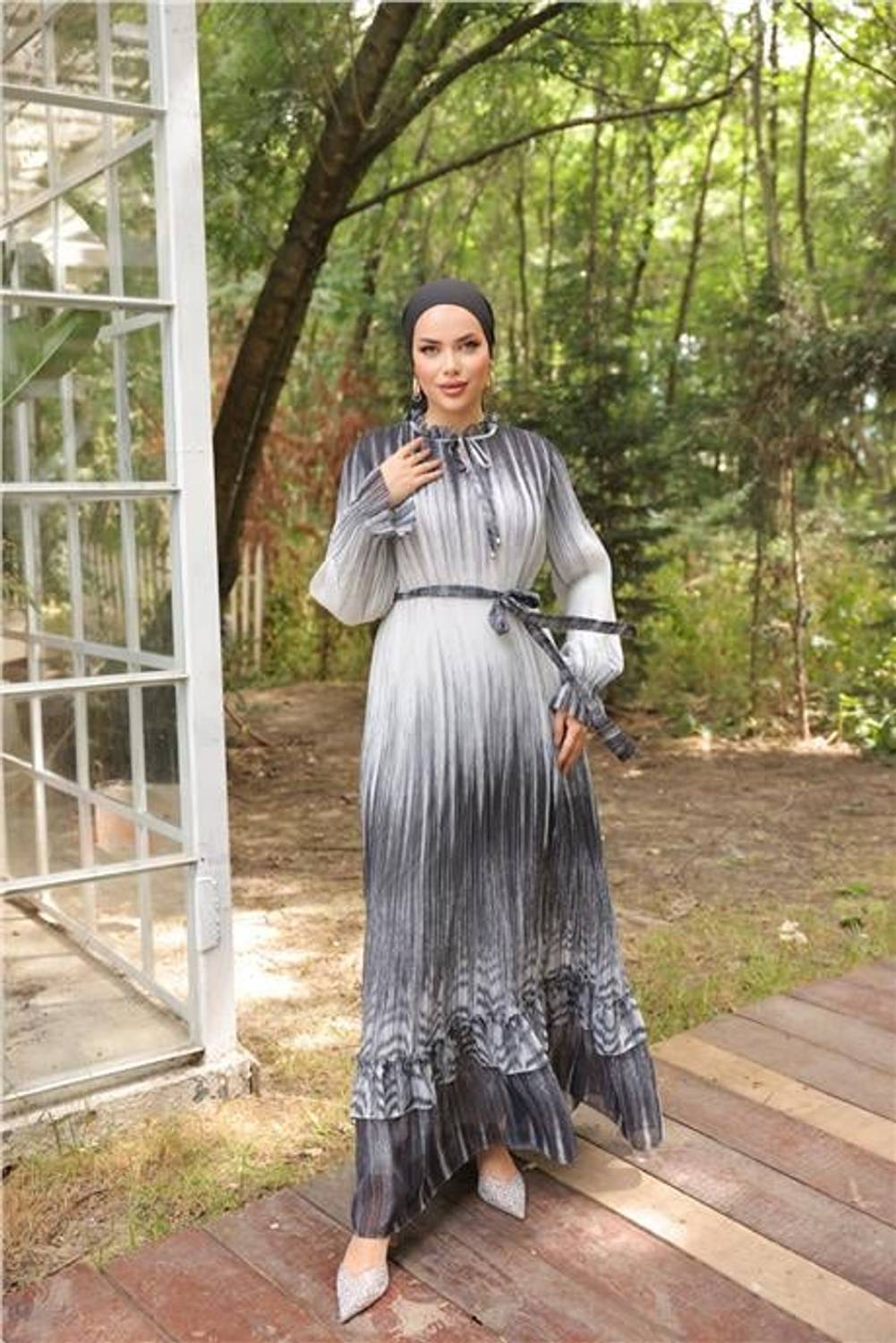 Плиссированное платья с шнуровкой длиной, серое, с полосатым рисунком, доступно в размерах 38-44