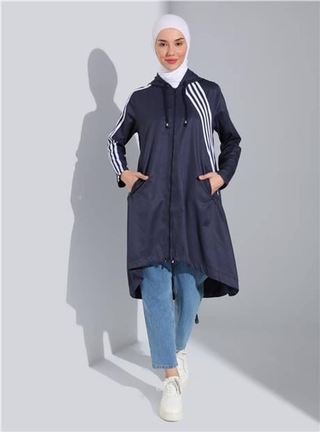 Кап с капюшоном и молнией, боковыми карманами, белая полоска, цвет: Темно-синий, размеры: 38-46