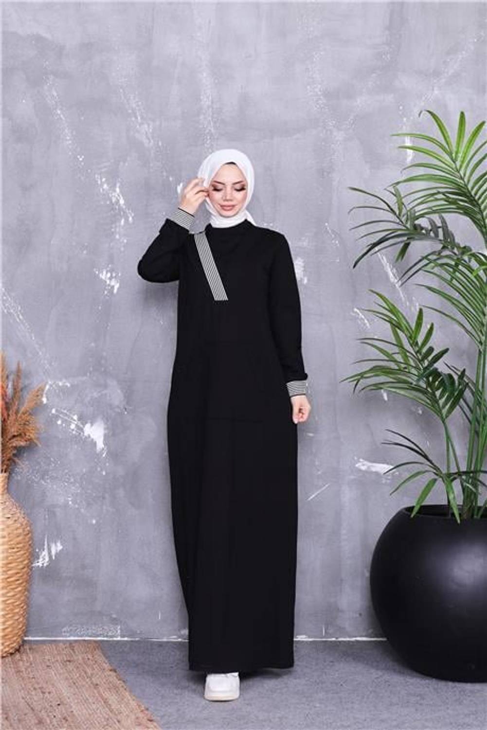 Длинное платье с карманами и рисунком в полоску на V-образном вырезе, черного цвета, размеры 38-46