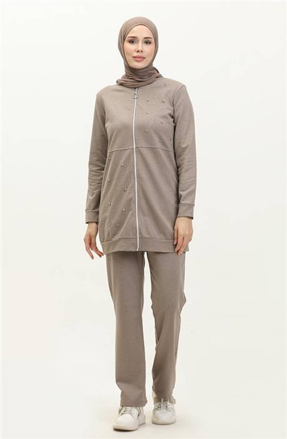 طقم رياضي بسيط مزدوج بأزرار وخرز - لون فیزون بجميع المقاسات 38، 40، 42، 44، 46