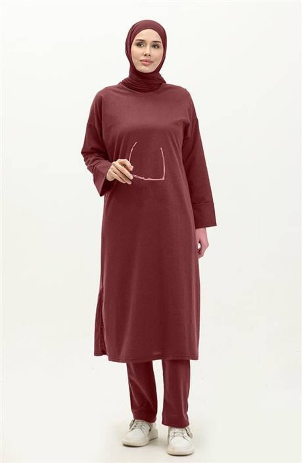 بلوزة وتحتها بنطال مريحة واسعة بياقة دائرية مزخرفة، مجموعة رياضية بسيطة، لون bordo، مقاسات 38-46