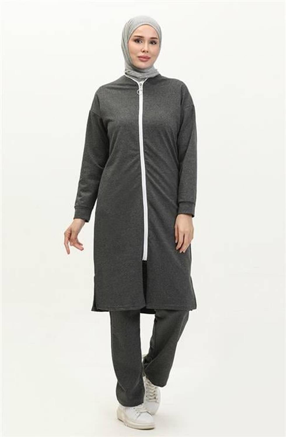 تيشيرت رياضي طويل بياقة دائرية بسحاب بلون أنترسيت متوفر بمقاسات 38-46