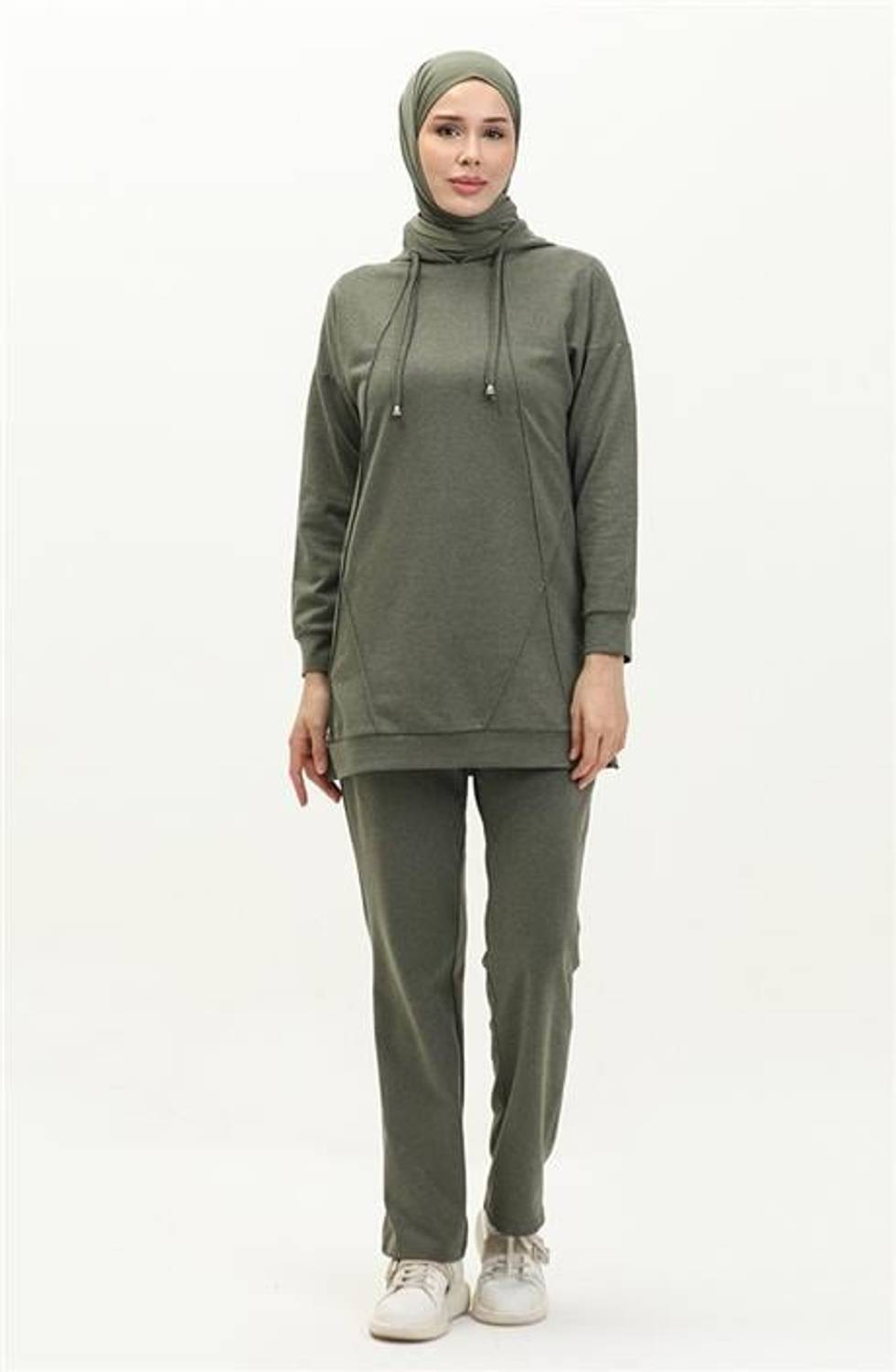 مجموعة رياضية بسيطة بقلنسوة وياقة دائرية باللون الزيتي، متاحة بمقاسات 38-46