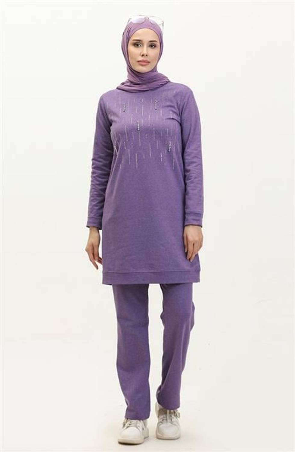 تي شيرت رياضي طويل مزخرف بحجر مزين وياقة دائرية بلون لون ليلك غامق، يناسب قياسات 38-46