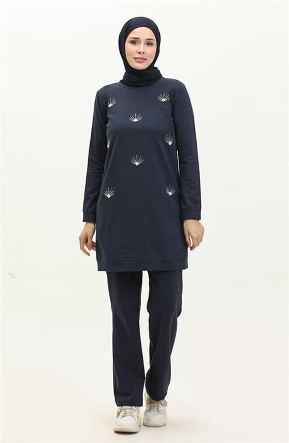 طقم رياضي بسيط بتصميم قبة دائرية، بلون أزرق داكن، متوفر بمقاسات متعددة من 38 إلى 46