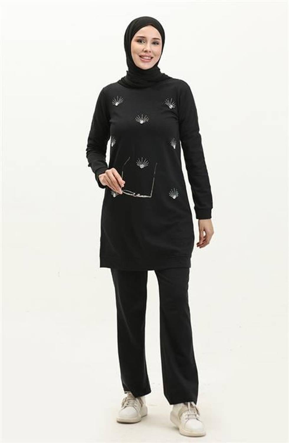 طقم رياضي بسيط بسحاب طويل وكم قصير باللون الأسود متوفر بمقاسات متعددة