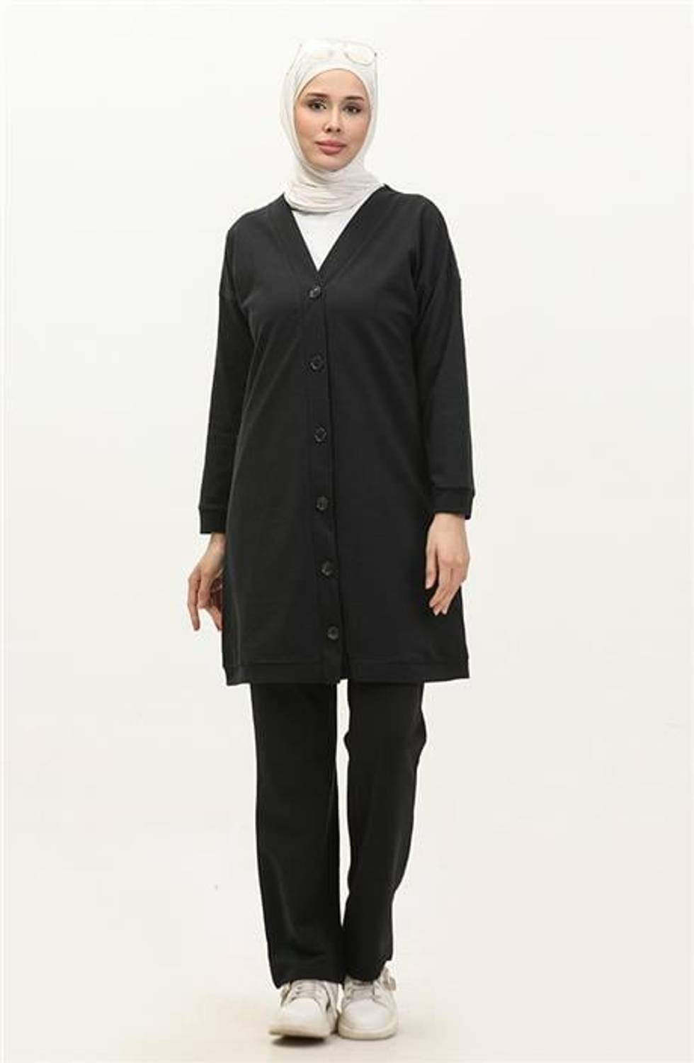 Стильный черный спортивный комплект с кнопками и V-образным вырезом, доступен в размерах 38-46