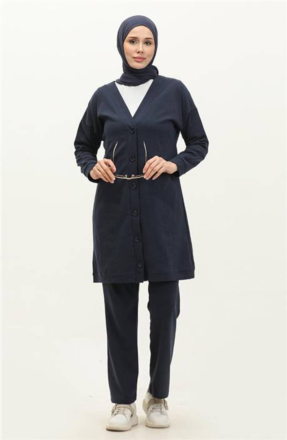 طقم رياضي بسيط ذو ياقة على شكل V وأزرار - لون كحلي - المقاسات 38-44