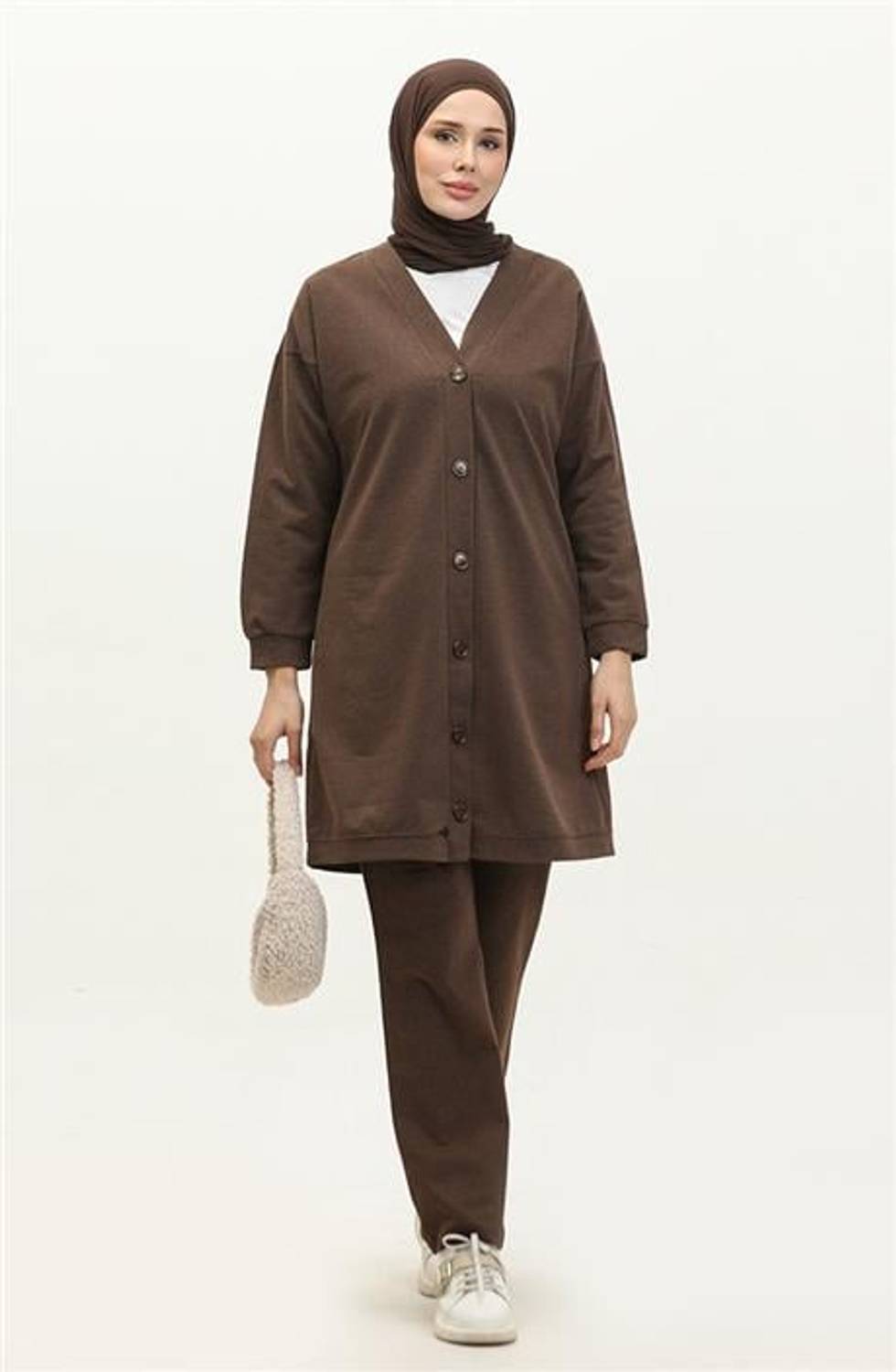 طقم رياضي أساسي بسيط بأزرار وقبة على شكل V - بني - متوفر بمقاسات 38، 40، 42، 44، 46