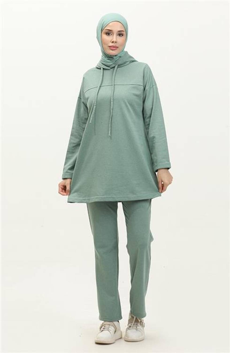 طقم رياضي أساسي بلون أخضر فاتح بغطاء رأس متوفر بمقاسات 38-46