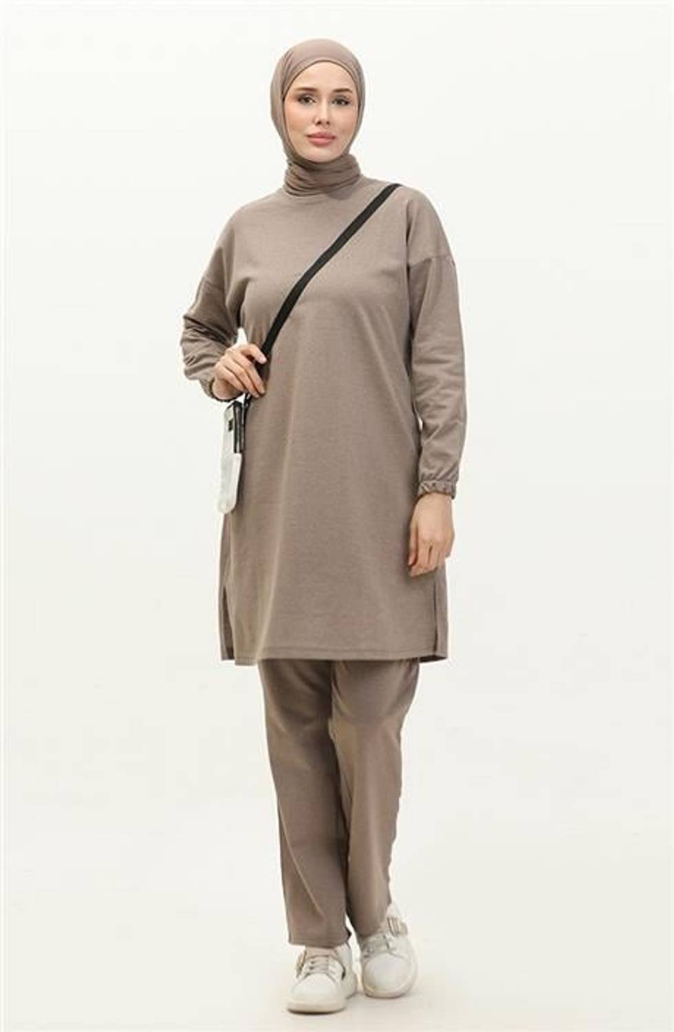 طقم رياضي أساسي بسيط بياقة دائرية مع شقوق - 03060.016 - لون بيج