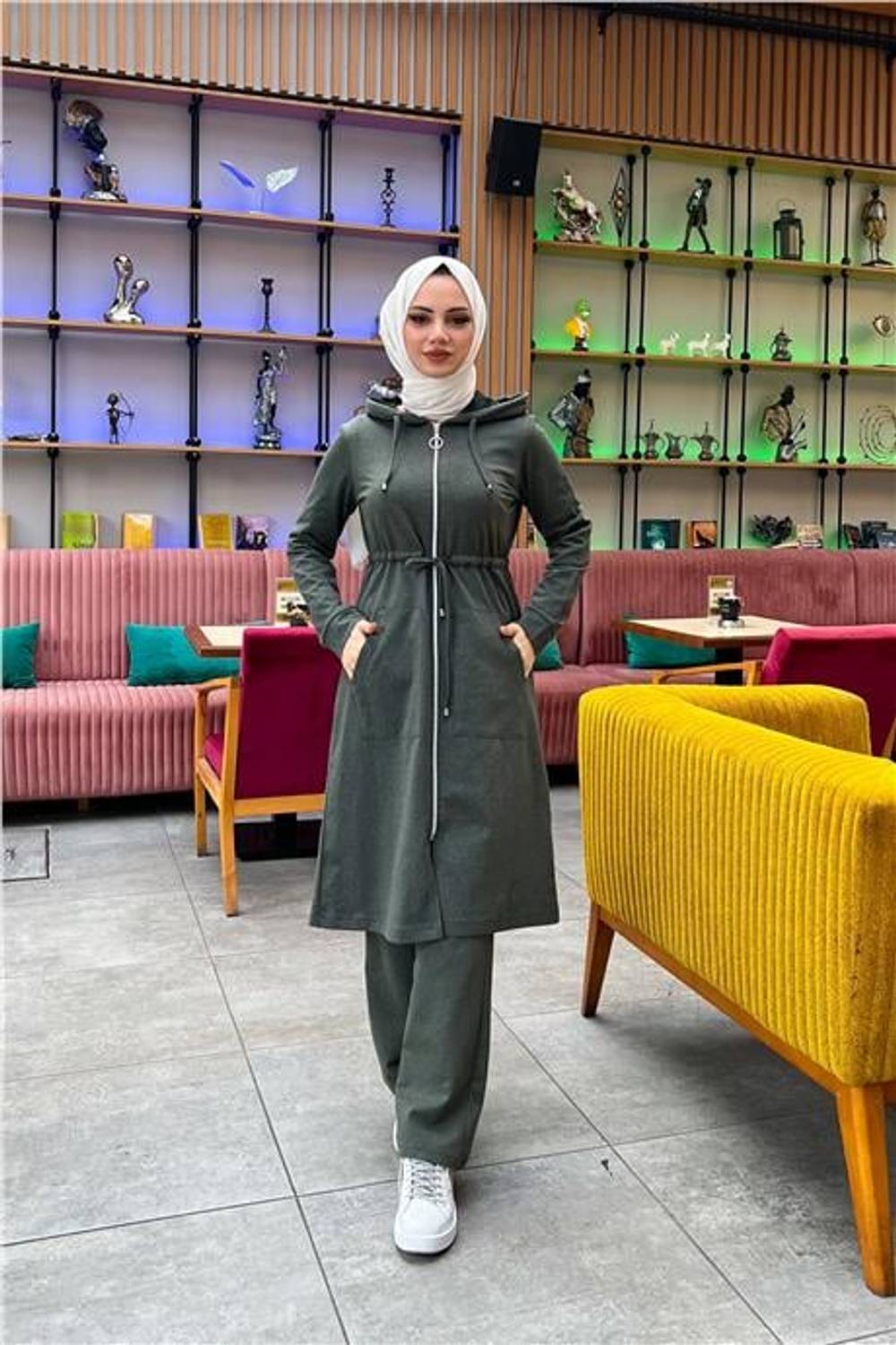 طقم رياضي بسيط مع سحّاب وبنطال ومربوط عند الخصر - مقاسات 38-46، لون زيتي