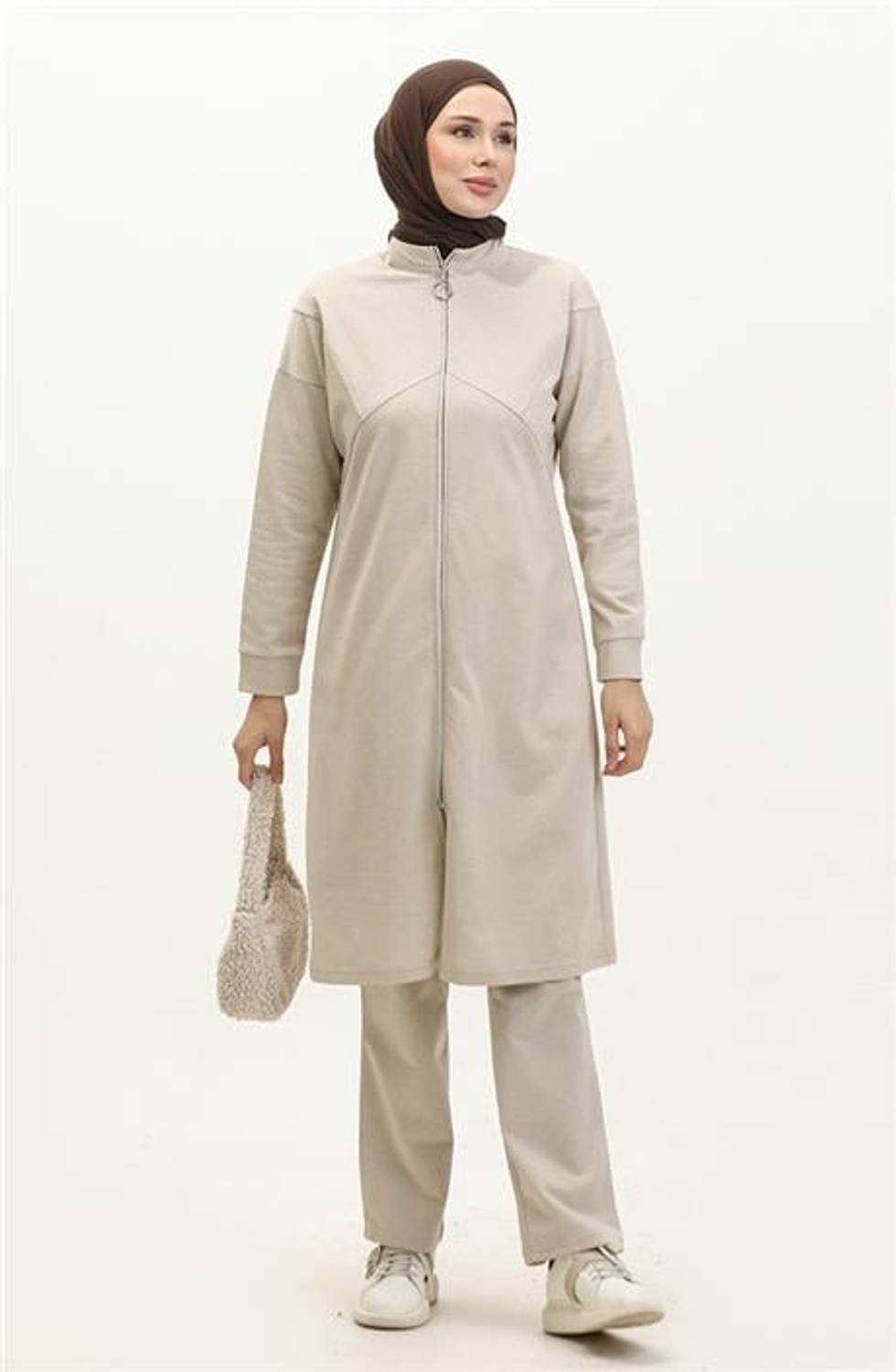 مجموعة رياضية بسيطة مزودة بسحاب مع تفاصيل على الصدر بلون الإكرو - تناسب مقاسات 38-46