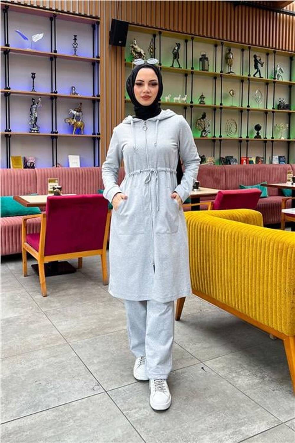 بدلة رياضية بسيطة ذات سحاب وحزام عند الخصر مع سترة طويلة وسروال بلون رمادي ومقاسات متنوعة