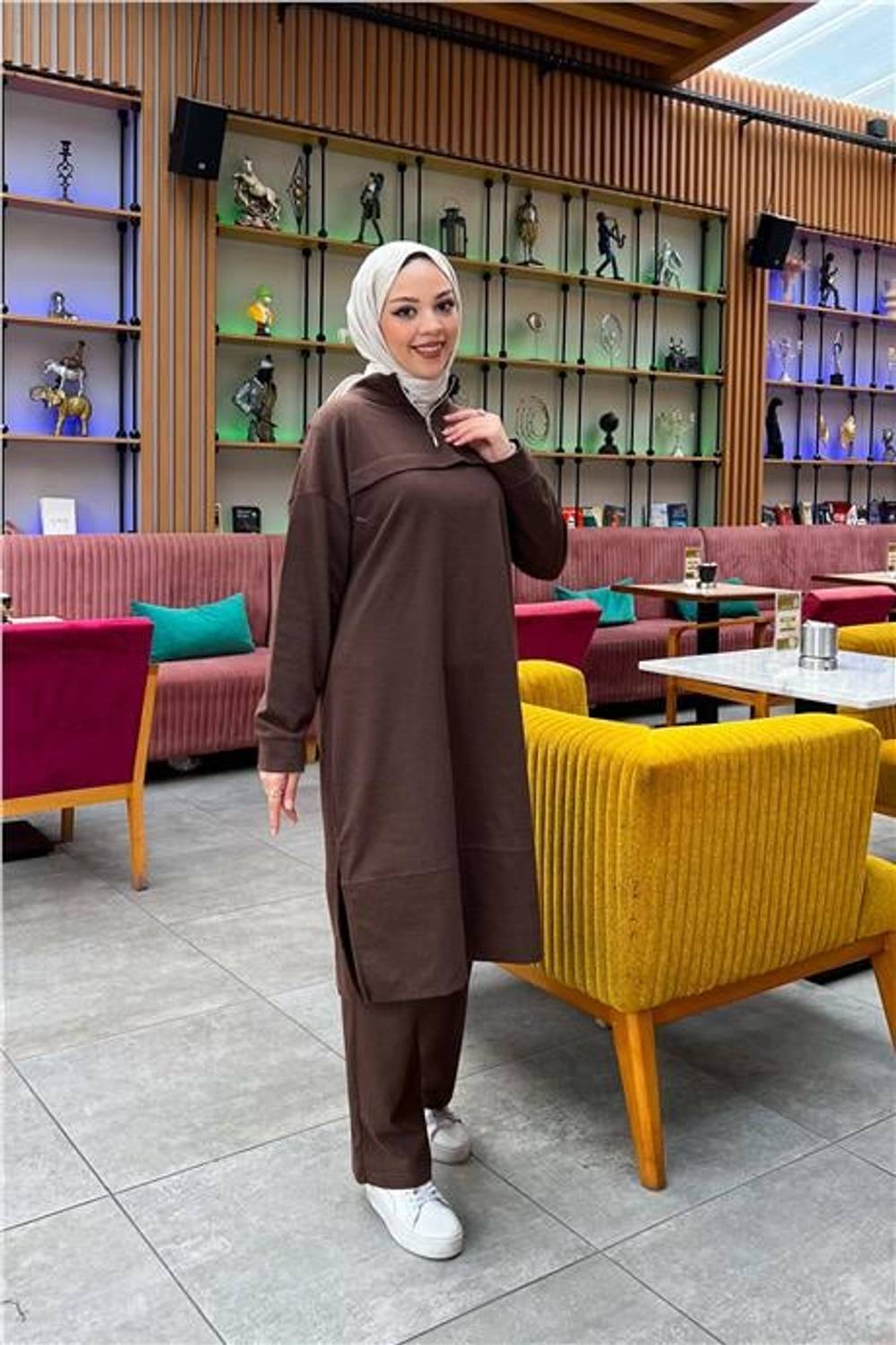 طقم رياضي مكون من تونيك طويل بسحاب ومنطقة ممزقة وبنطلون بألوان بني بأحجام متنوعة